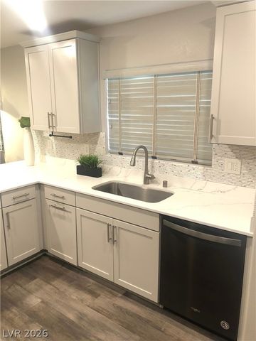 6594 Secret Grove Avenue, Las Vegas, NV 89130