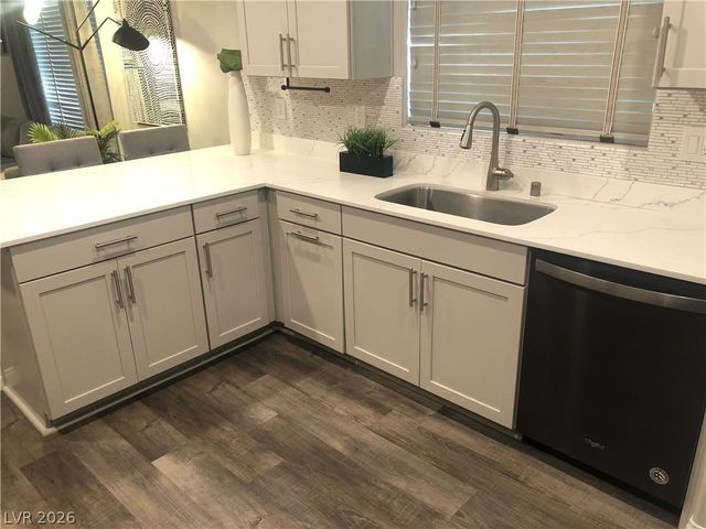 6594 Secret Grove Avenue, Las Vegas, NV 89130