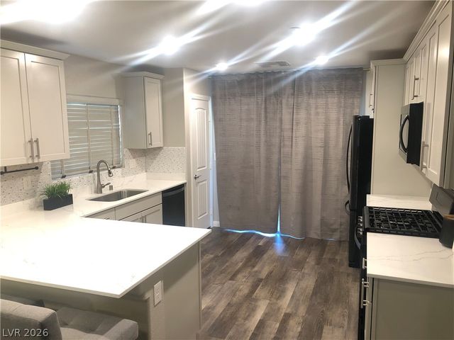 6594 Secret Grove Avenue, Las Vegas, NV 89130