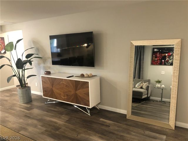 6594 Secret Grove Avenue, Las Vegas, NV 89130