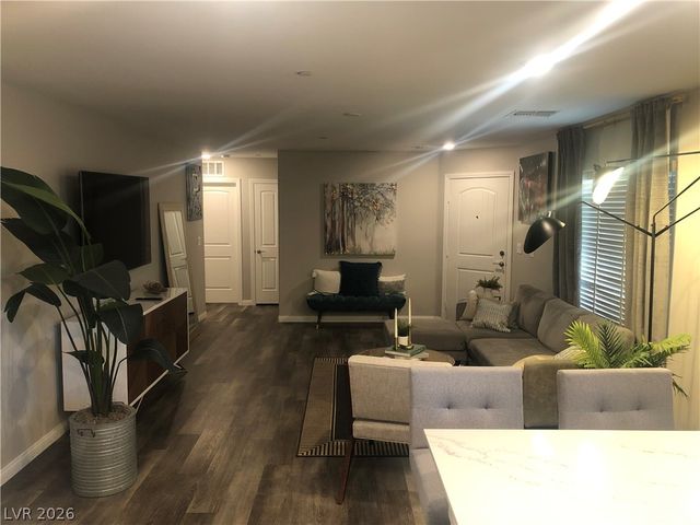 6594 Secret Grove Avenue, Las Vegas, NV 89130