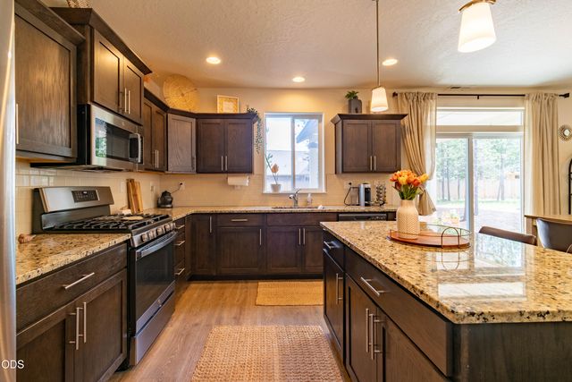 16619 Landing Court, La Pine, OR 97739