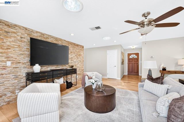684 Emerald St, Livermore, CA 94550