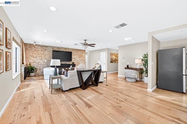 684 Emerald St, Livermore, CA 94550