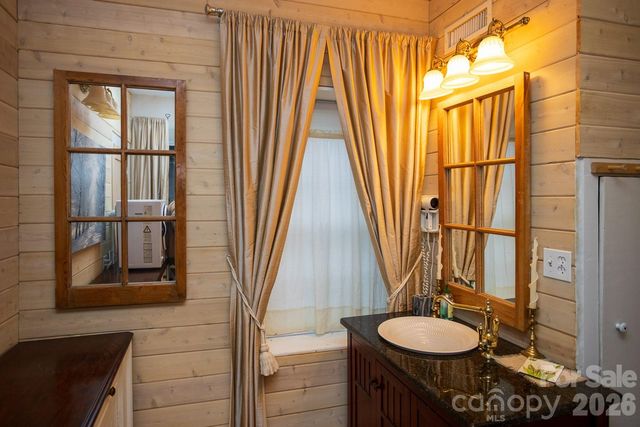 15 Chestnut Street, Tryon, NC 28782