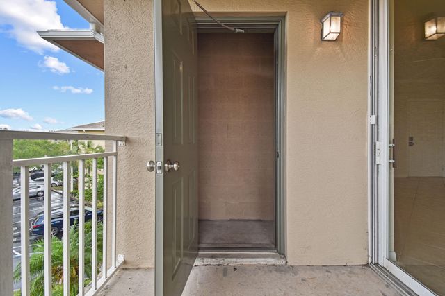 6556 Emerald Dunes Drive 302, West Palm Beach, FL 33411