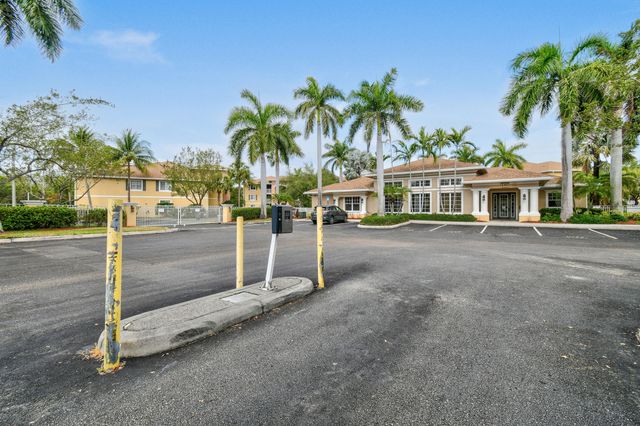 6556 Emerald Dunes Drive 302, West Palm Beach, FL 33411
