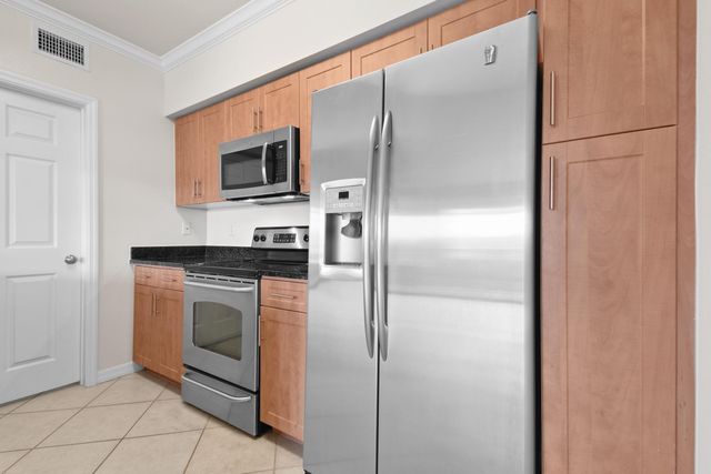 6556 Emerald Dunes Drive 302, West Palm Beach, FL 33411