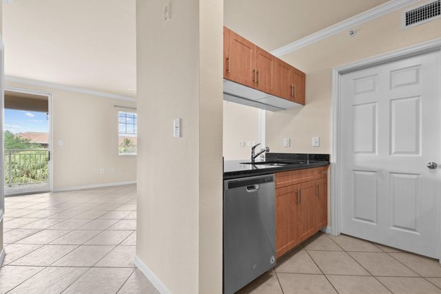 6556 Emerald Dunes Drive 302, West Palm Beach, FL 33411