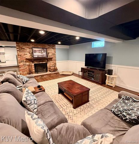 2949 E Hillside Drive, Midland, MI 48640