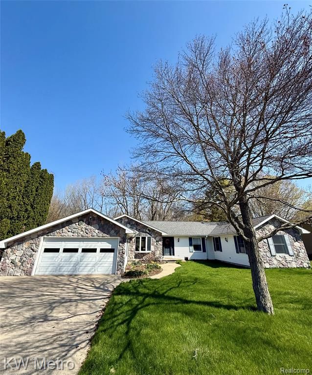 2949 E Hillside Drive, Midland, MI 48640