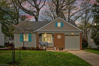 552 Lake Forest Drive, Bay Village, OH 44140