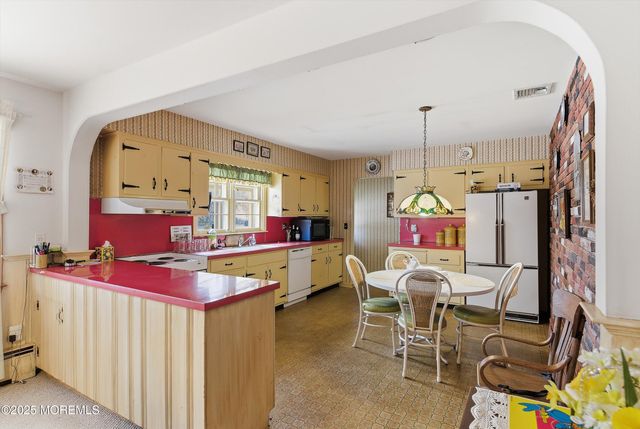 649 Spray Avenue, Beachwood, NJ 08722