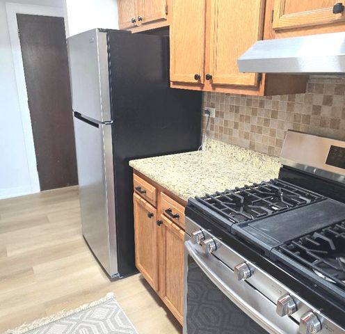 2212 Country Club Drive 2, Woodridge, IL 60517