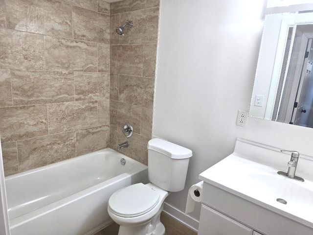 2212 Country Club Drive 2, Woodridge, IL 60517