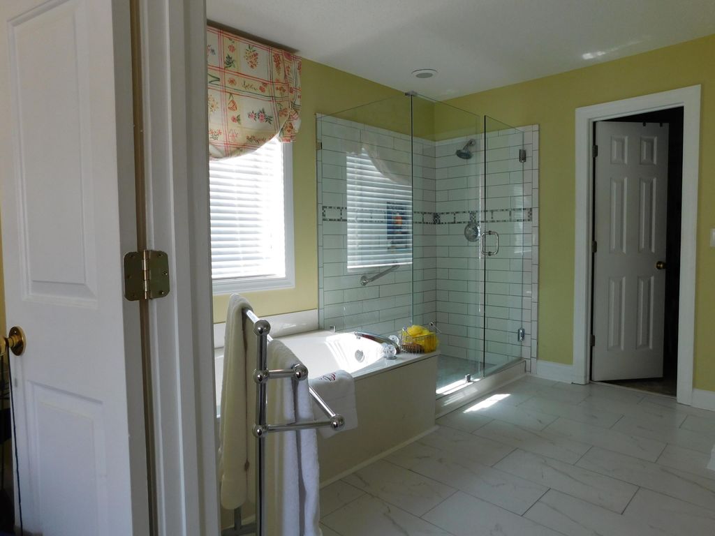 Image 10 of property listing at 5472 Clearview Drive, North Charleston, SC 29420