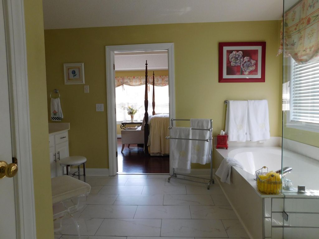 Image 11 of property listing at 5472 Clearview Drive, North Charleston, SC 29420