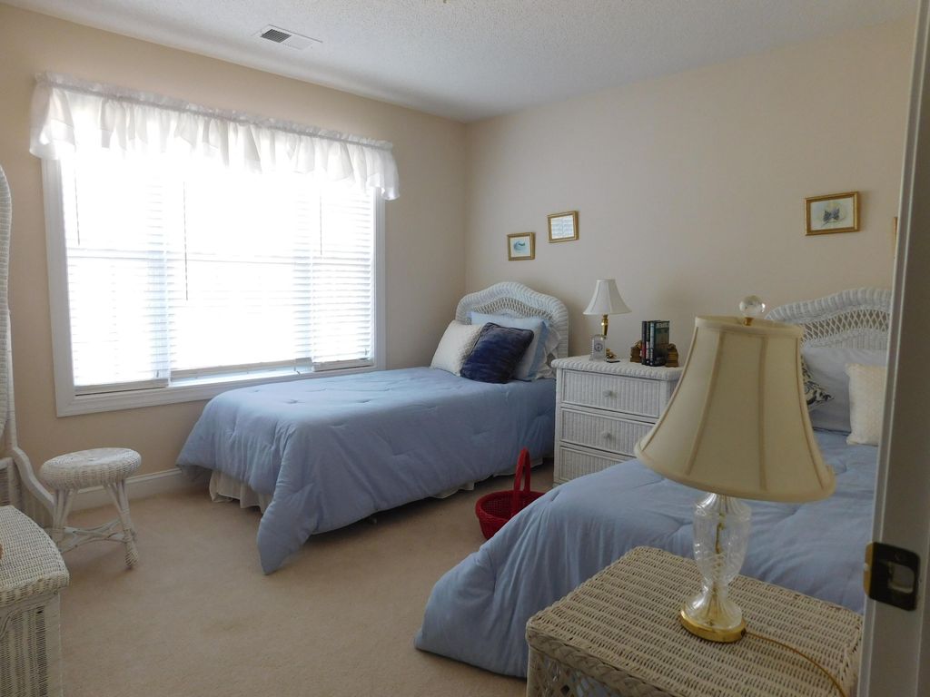 Image 14 of property listing at 5472 Clearview Drive, North Charleston, SC 29420