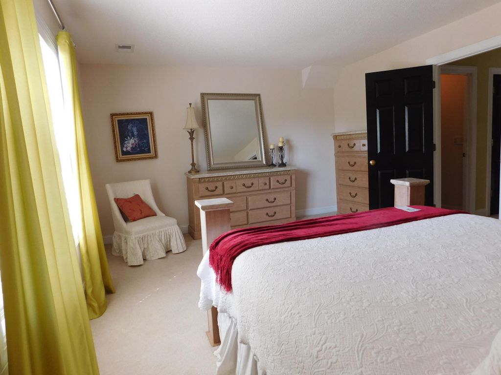 Image 15 of property listing at 5472 Clearview Drive, North Charleston, SC 29420