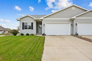 225 Ridgewood Drive, Hiawatha, IA 52233
