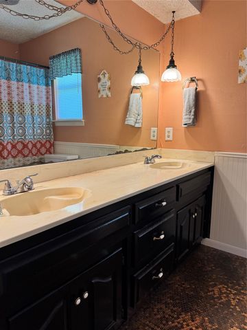 125 Hollie Drive, Red Oak, TX 75154