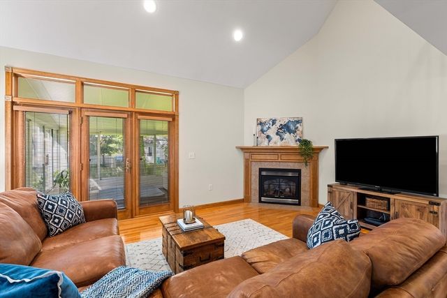 95 Maryland Ave, Lowell, MA 01851