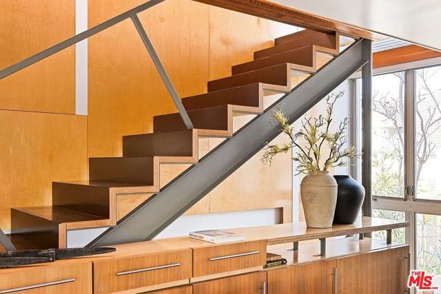 724 Superba Avenue, Los Angeles, CA 90291