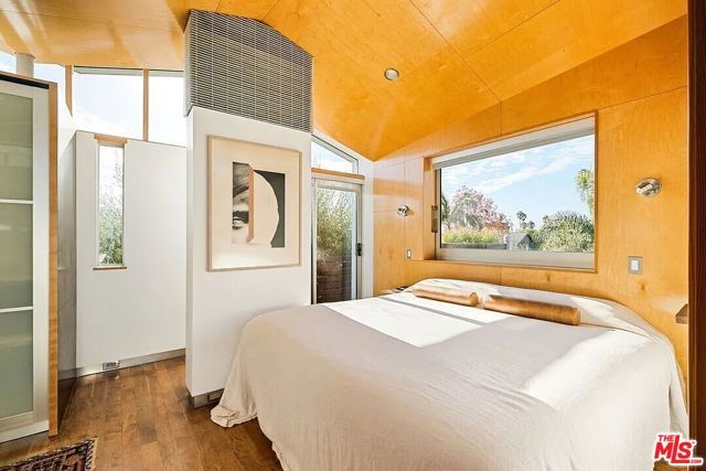 724 Superba Avenue, Los Angeles, CA 90291