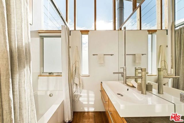 724 Superba Avenue, Los Angeles, CA 90291
