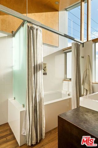 724 Superba Avenue, Los Angeles, CA 90291