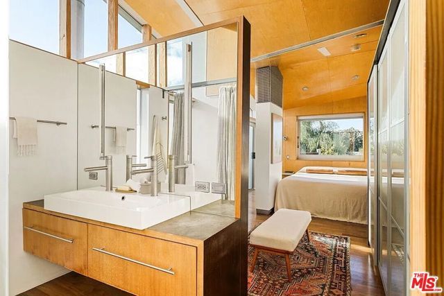 724 Superba Avenue, Los Angeles, CA 90291
