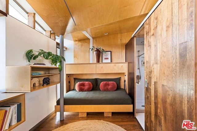 724 Superba Avenue, Los Angeles, CA 90291