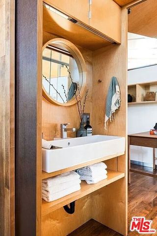 724 Superba Avenue, Los Angeles, CA 90291
