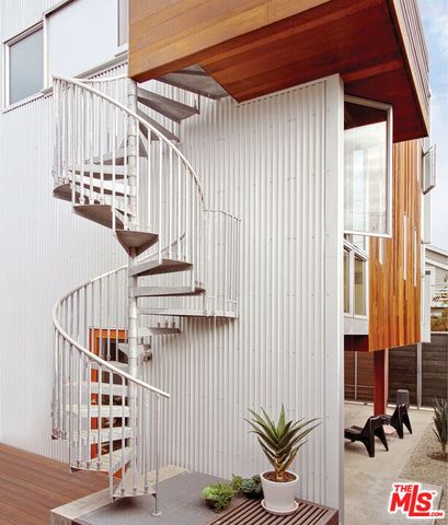 724 Superba Avenue, Los Angeles, CA 90291