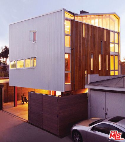 724 Superba Avenue, Los Angeles, CA 90291