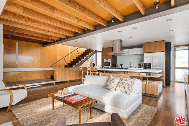 724 Superba Avenue, Los Angeles, CA 90291