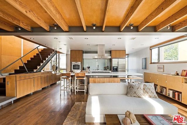 724 Superba Avenue, Los Angeles, CA 90291