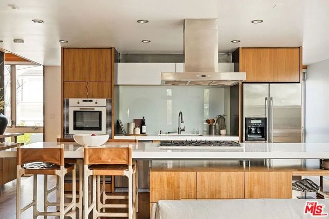 724 Superba Avenue, Los Angeles, CA 90291