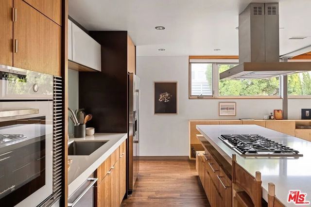 724 Superba Avenue, Los Angeles, CA 90291
