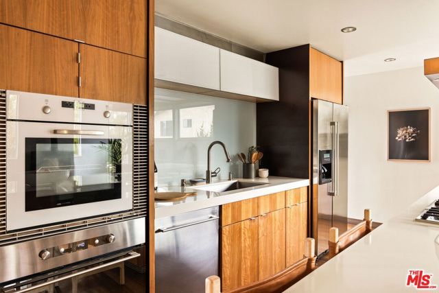 724 Superba Avenue, Los Angeles, CA 90291