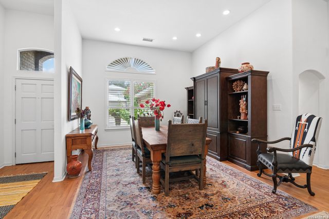 104 OAKWELL FARMS PKWY, San Antonio, TX 78218