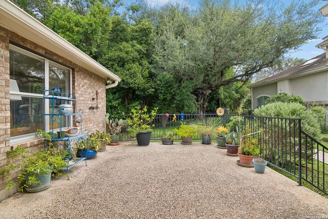 104 OAKWELL FARMS PKWY, San Antonio, TX 78218