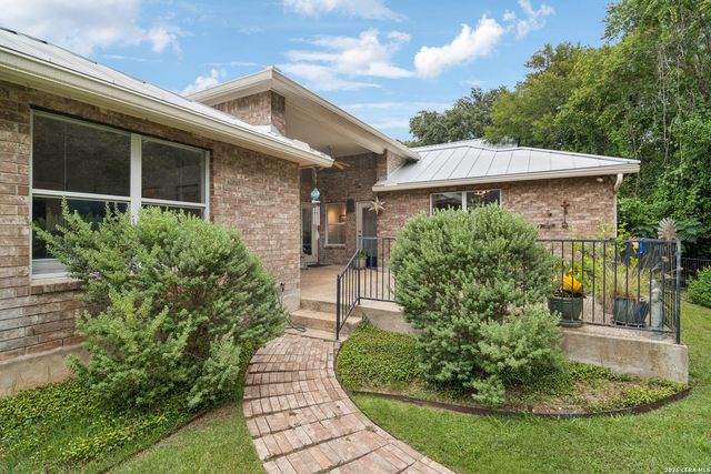 104 OAKWELL FARMS PKWY, San Antonio, TX 78218