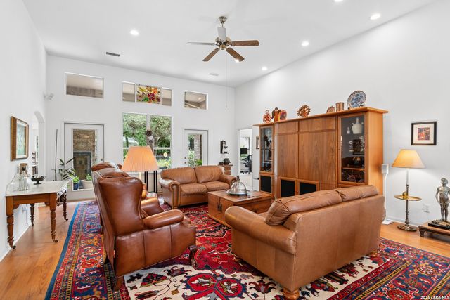 104 OAKWELL FARMS PKWY, San Antonio, TX 78218