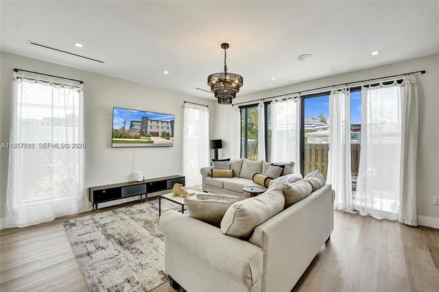 1617 NE 11th St TH1, Fort Lauderdale, FL 33304