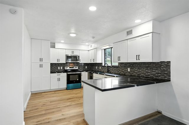 1046 Lake View Drive, Montgomery, TX 77356