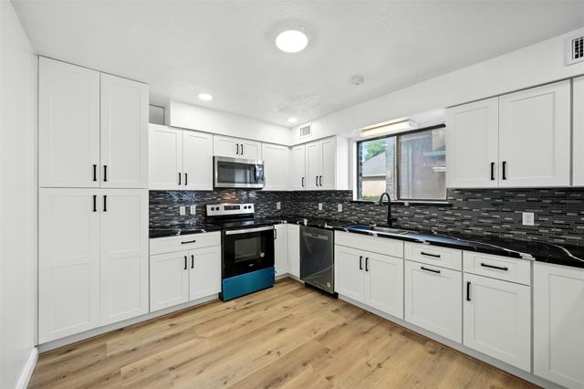 1046 Lake View Drive, Montgomery, TX 77356