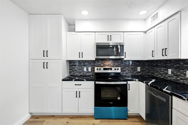 1046 Lake View Drive, Montgomery, TX 77356