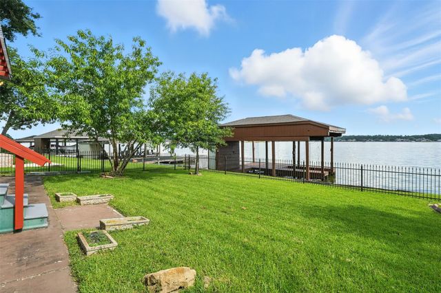 1046 Lake View Drive, Montgomery, TX 77356