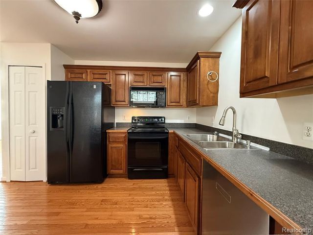 55503 Boardwalk Drive, Utica, MI 48316